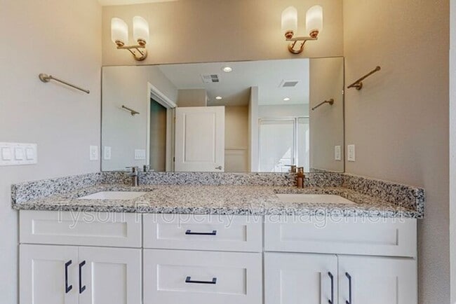 Building Photo - 4571 Villa Loma Ln NE