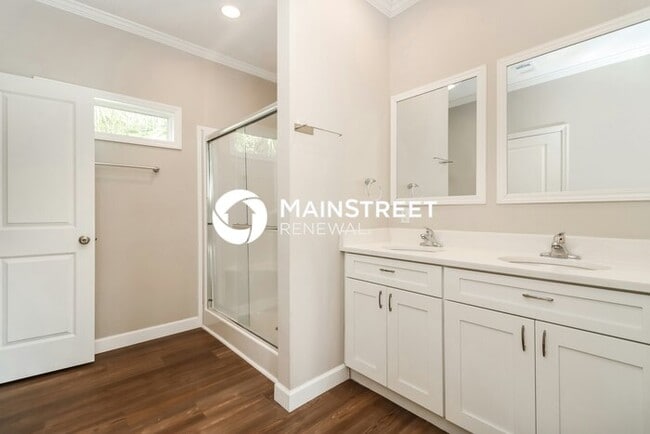 Building Photo - 3 Bedroom Pet-Friendly Home in St. Petersb...