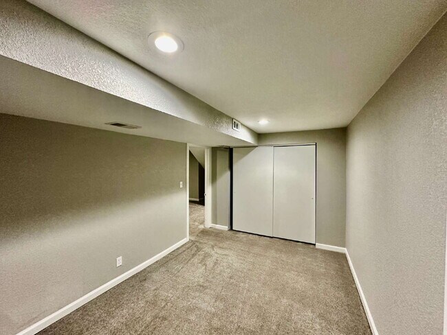 Building Photo - AVAILABLE NOW! Charming 3-Bedroom Retreat ...