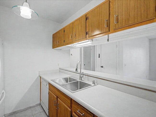 Building Photo - 2 Bedroom 2 Bathroom with Community Pool and Spa!