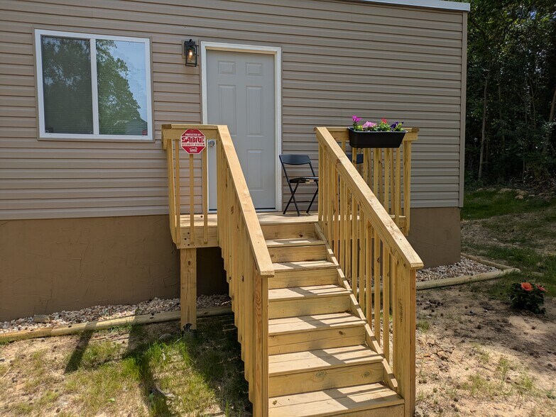 Building Photo - 861 Pinewood Dr