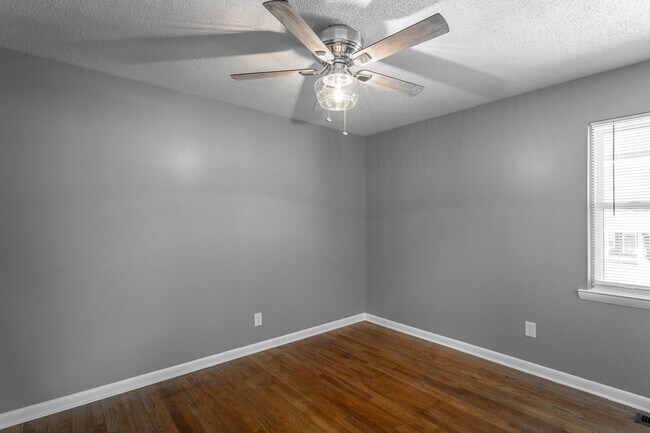 Building Photo - Newly Available! 2 Bedroom 1 Bathroom in the Heart of Hixson!