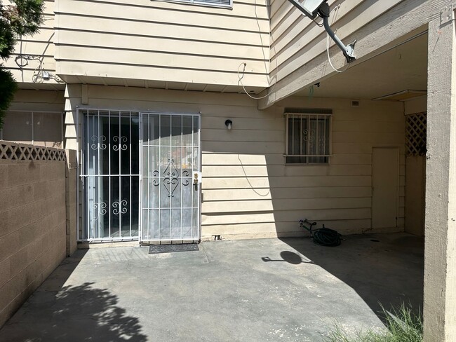 Building Photo - Three bedroom townhome with 2 car garage a...