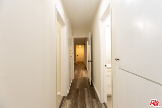 Building Photo - 1033 6th St