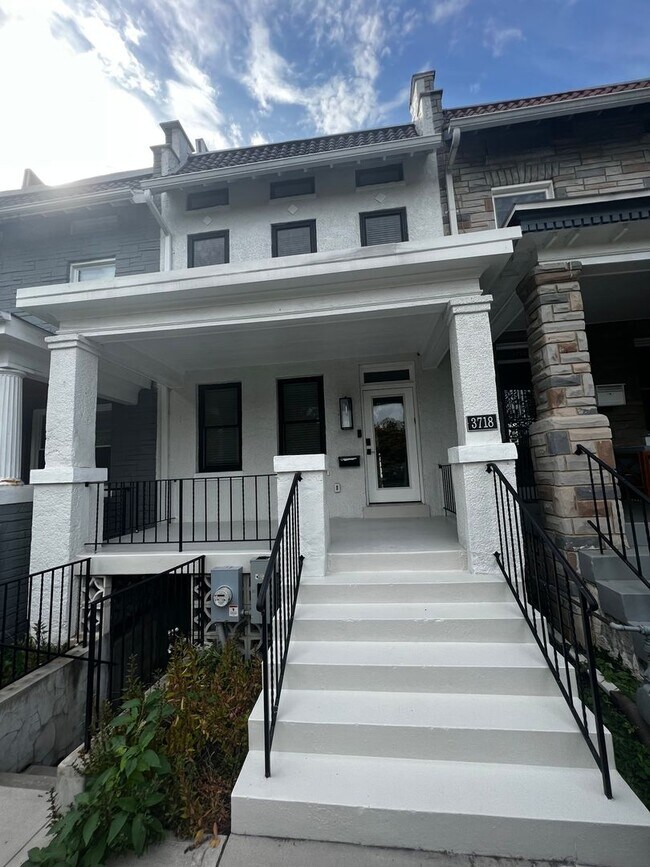 Primary Photo - Lavish 5 BR/4 BA Townhome in Petworth!