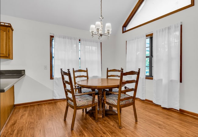 Building Photo - Fully furnished 3 bedroom, 2 bath home!