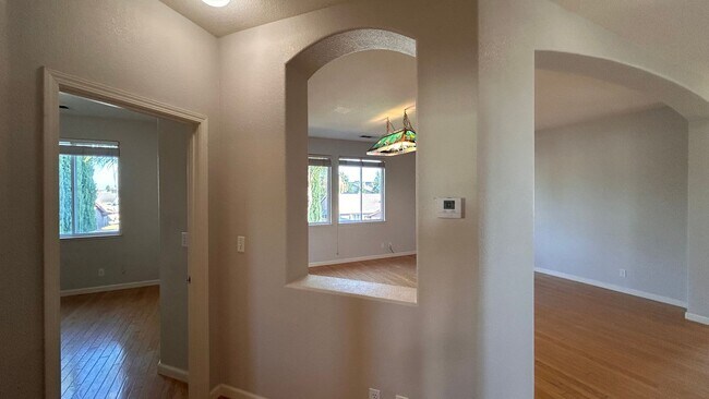 Building Photo - Just listed