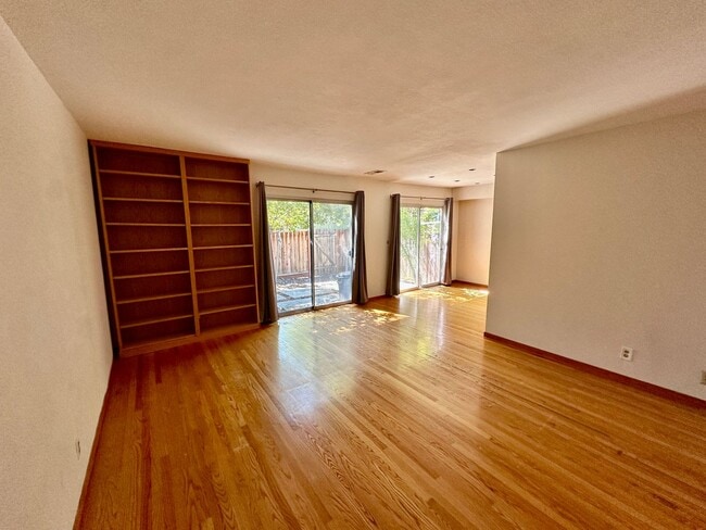 Building Photo - Convenient and Private Townhome