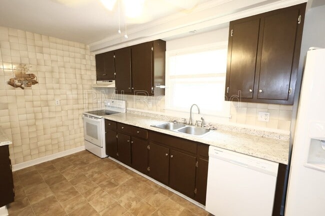 Building Photo - 5601 Eunice Dr