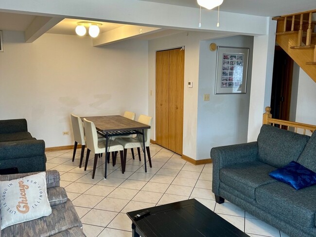 Building Photo - 915 E Oakton St