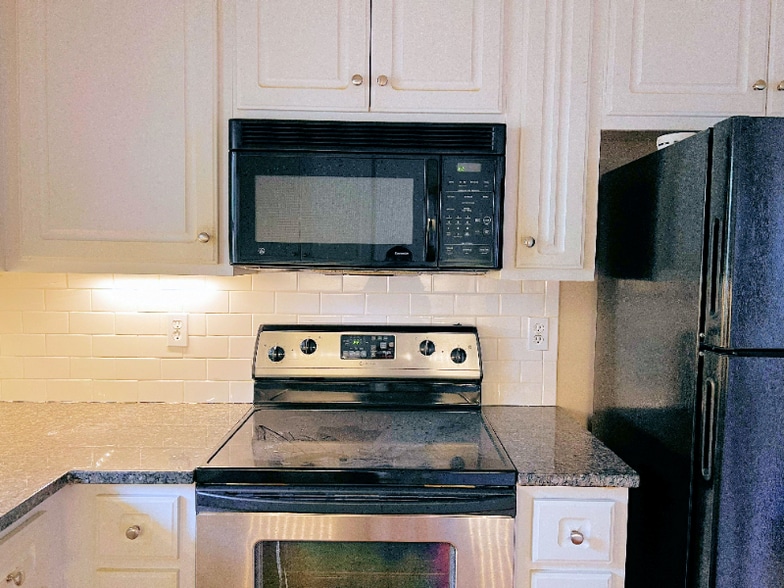 Building Photo - 205 Wellington St