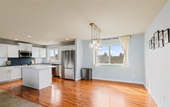 Building Photo - Newly Renovated & Ready to Impress!