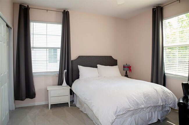 Building Photo - 411 Sycamore St