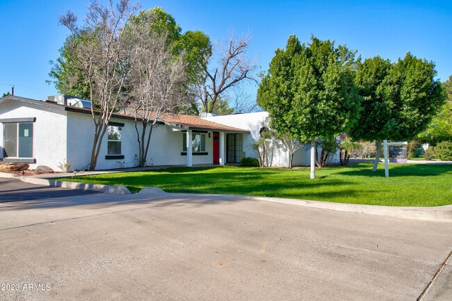 Building Photo - 2215 W Augusta Ave