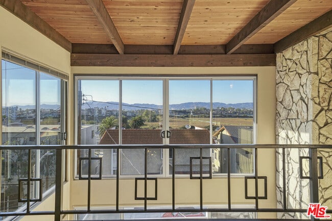 Building Photo - 364 Pershing Dr