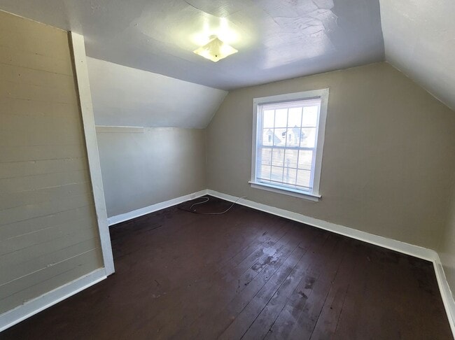 Building Photo - Large 3 Bedroom Southside Holland