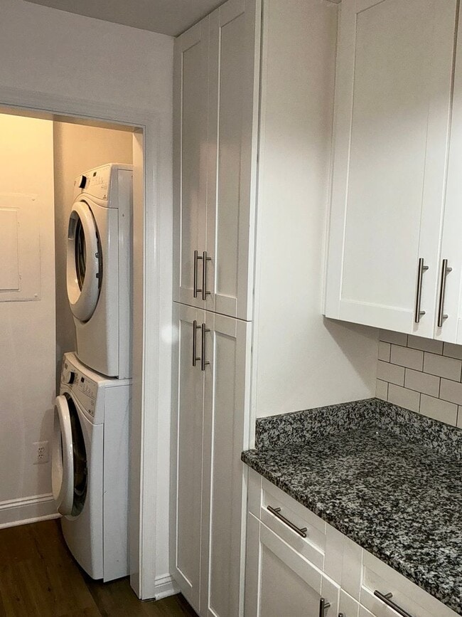 Building Photo - Beautiful 3BR 2BA condo located in the Decoverly neighborhood of Rockville