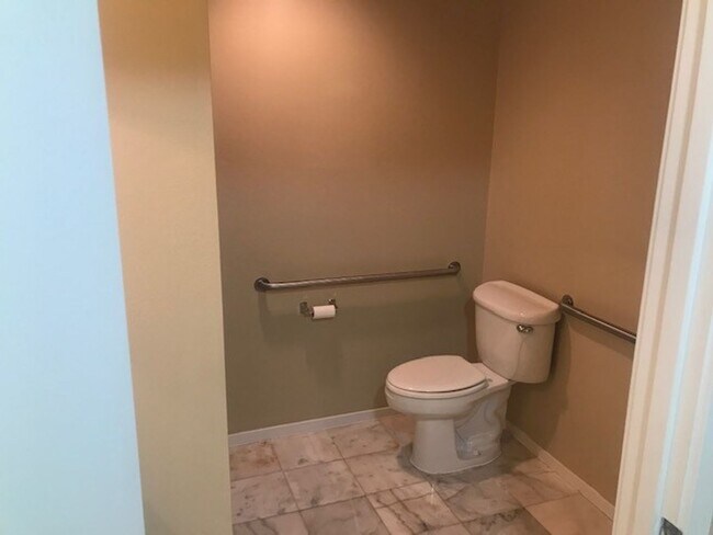 Building Photo - GROUND LEVEL 1 BR, 1 BA WHEEL CHAIR ACCESSIBLE UNIT!