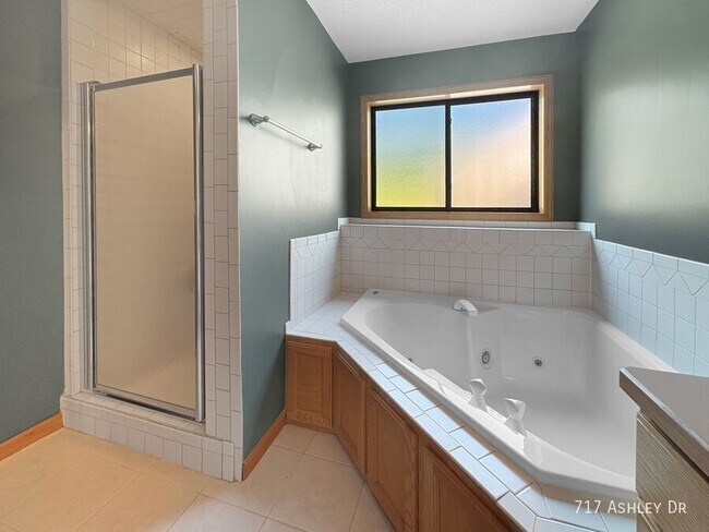 Building Photo - 717 Ashley Dr
