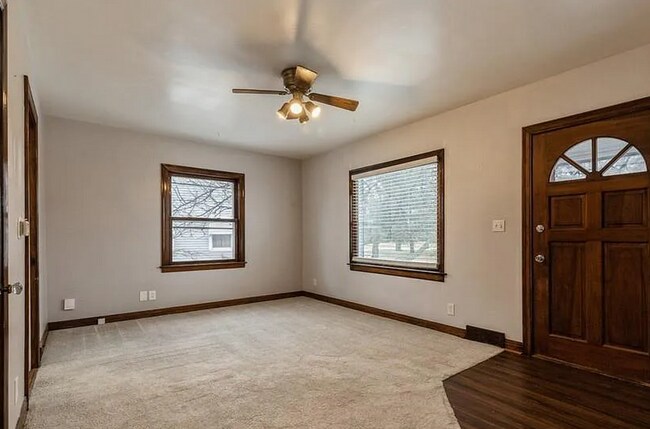 Building Photo - Terrific two bedroom home in Rock Island!