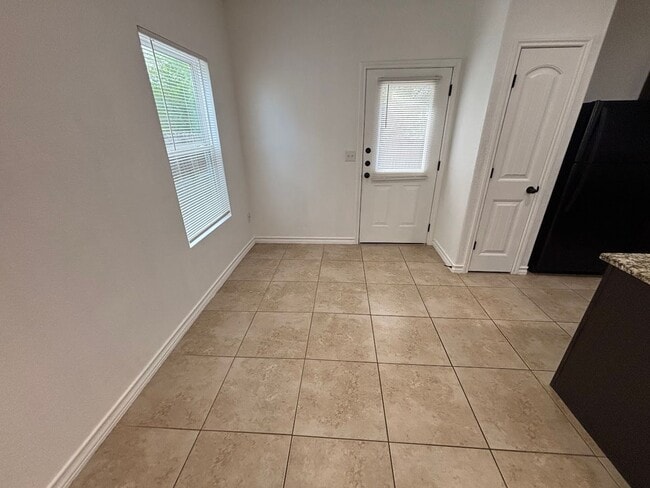 Building Photo - Spacious End-Unit Townhome in Prime Northe...