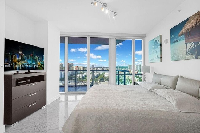 Building Photo - 17121 Collins Ave