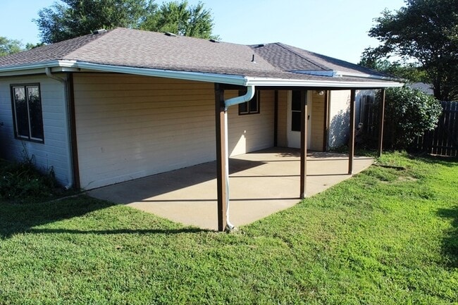 Building Photo - Huge Backyard - Close to Ft. Riley!