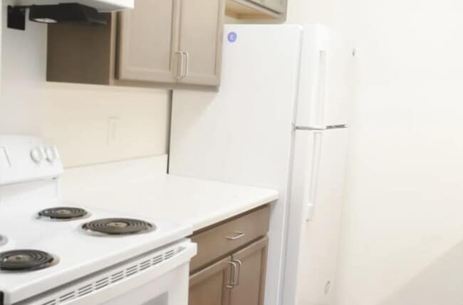 Building Photo - 654 S Westwood Ave