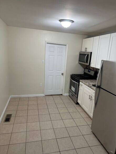 Eat in kitchen - 5324 N Marvine St