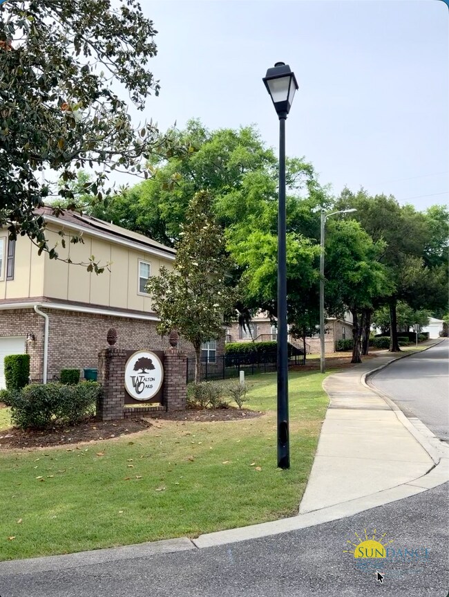 Building Photo - Natural Light Filled end unit 2-Story 3BR Niceville Home!