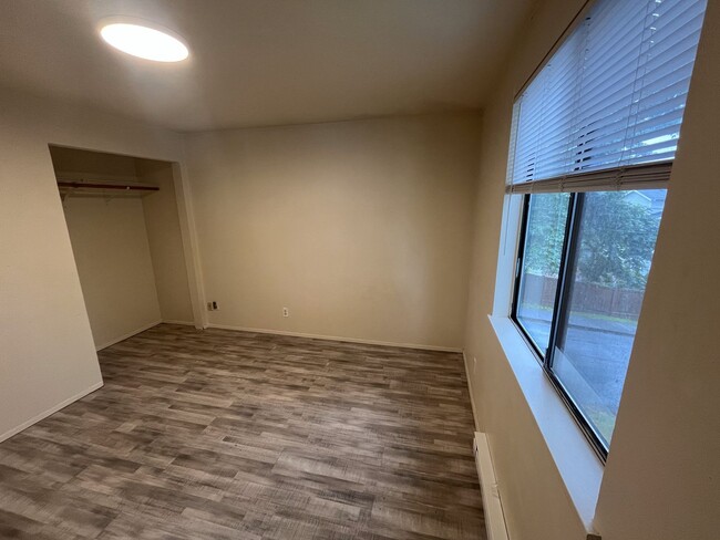 Building Photo - Large bedroom for rent! Private bathroom
