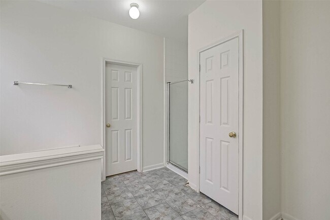 Building Photo - 8846 Gas Light Village Dr