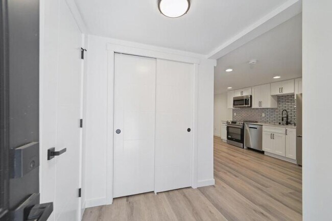 Building Photo - 2 bedroom in Seattle WA 98117