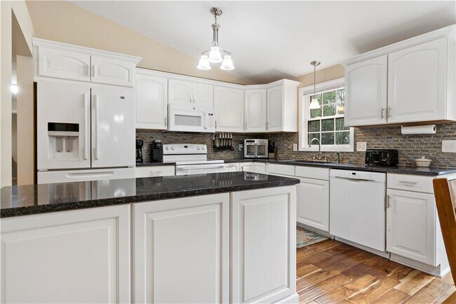 Building Photo - 374 Gardiner Rd