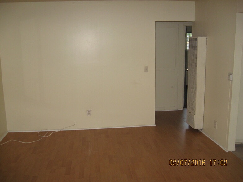 living room - 5624 Hooper Ave