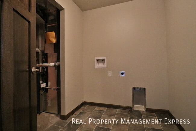 Building Photo - Beautiful 4 bedroom home with fenced in backyard!