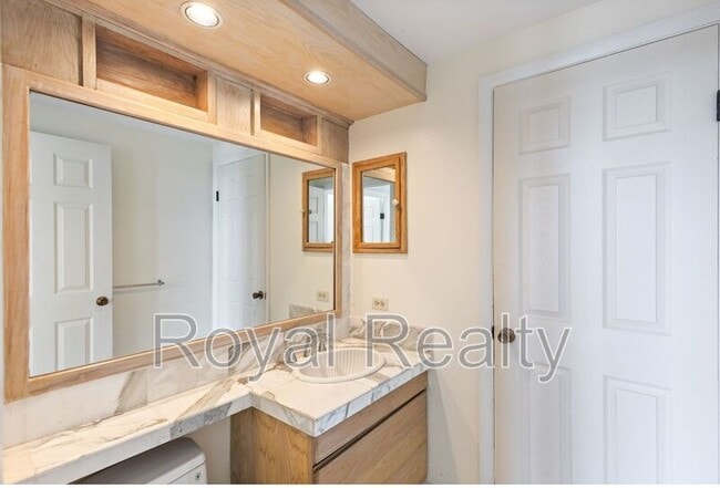 Building Photo - 1005 Kalahu Pl