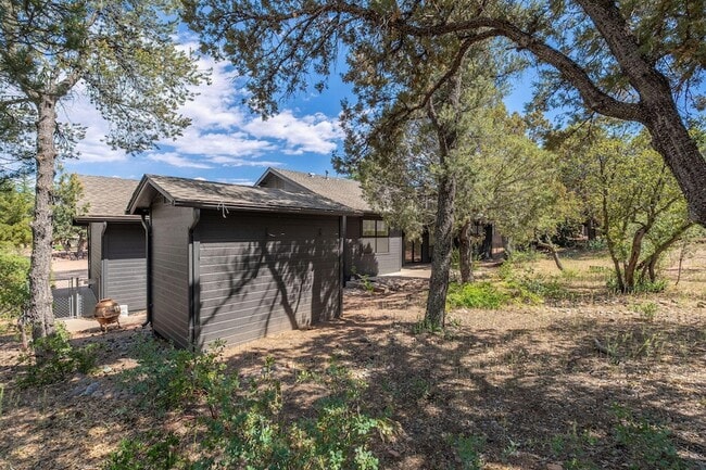 Building Photo - 908 S Manzanita Dr