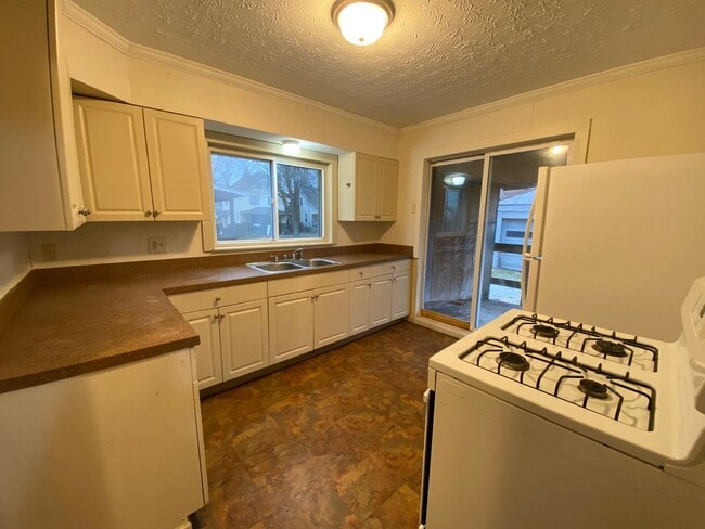 Building Photo - Room to Spread Out: 4BR/1.5BA Near Highways & Shopping