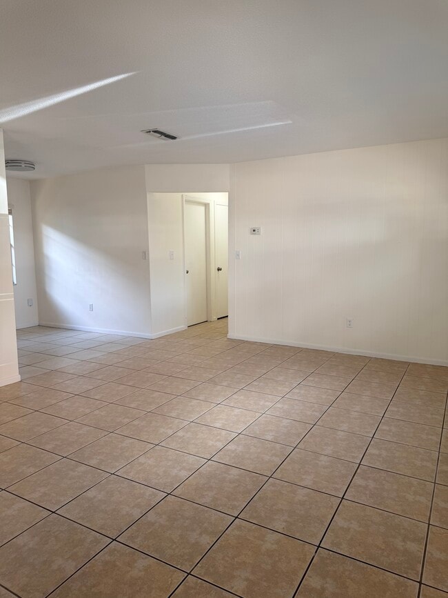 Building Photo - 912 La Salle Ave