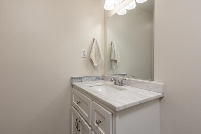 Building Photo - 65 Cleer Ave