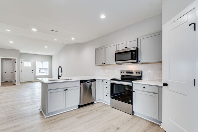 Building Photo - Skyway- Oliver Plan