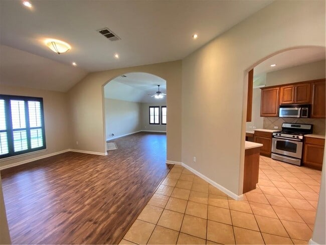 Building Photo - 1013 Kensington Castle Trl
