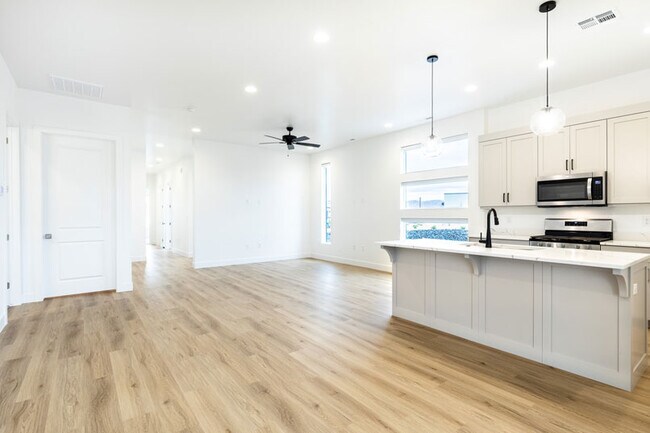 Building Photo - 2823 E Snowberry Dr