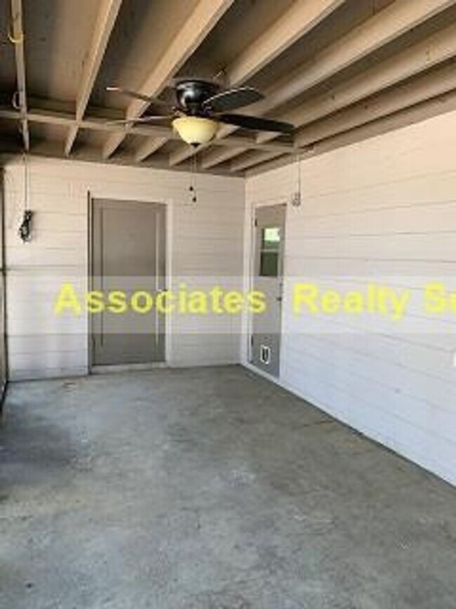 Building Photo - Hide Away in the City