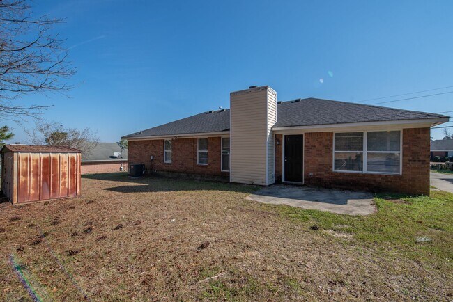 Building Photo - Charming Pepperidge Home with Fireplace & Large Backyard