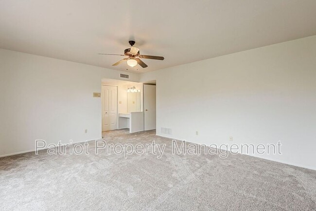 Building Photo - 5622 E Voltaire Ave
