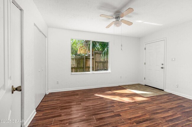 Building Photo - 3 Bedroom Beachside Rental