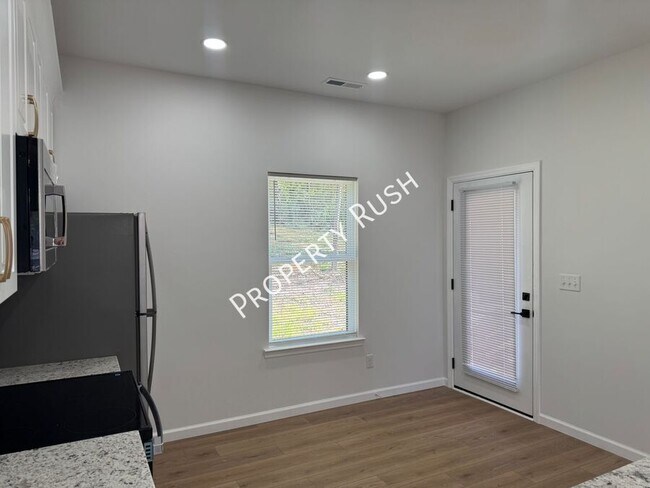 Building Photo - 1852 Wilberforce St