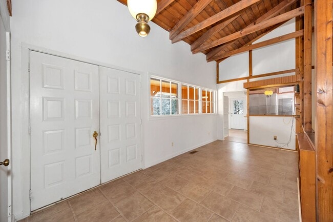 Building Photo - Spacious & Charming in Scottsboro!